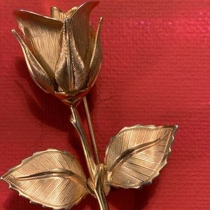 Gold tone rose brooch